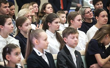 В Совете Федерации состоялась встреча московских школьников с Героями России, сенаторами Российской Федерации — участниками боевых действий