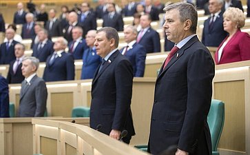 Сенаторы слушают гимн России перед началом 433-го заседания Совета Федерации