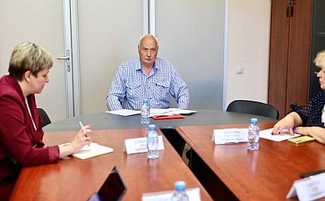 Александр Савин провел прием граждан в канун Дня России