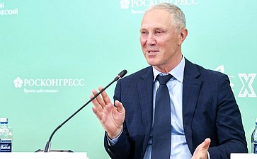 Сессия «Новые регионы России и Дальний Восток: вектор стратегического партнерства и перспективные точки роста экономики». X Восточный экономический форум