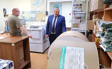 Денис Гусев поздравил с юбилеем первую газету на российском Севере