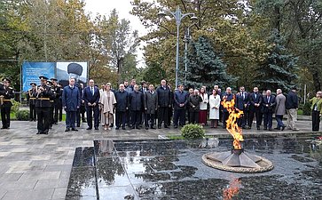 Сенаторы РФ возложили цветы к мемориалу Воину-освободителю в парке им. Ленинского комсомола в Махачкале (фото пресс-служба Министерства экономики и территориального развития Республики Дагестан)