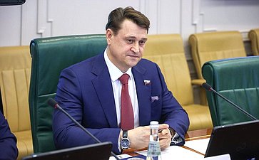 Олег Голов