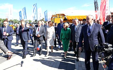 Валентина Матвиенко и Наталья Кочанова ознакомились с экспозицией выставки-ярмарки регионов России и Беларуси