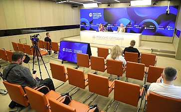 Брифинг председателя Комиссии СФ по защите государственного суверенитета и предотвращению вмешательства во внутренние дела РФ Андрея Климова