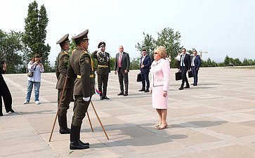 Сенаторы РФ посетили Мемориал памяти жертв геноцида армян «Цицернакаберд» и возложили цветы к Вечному огню