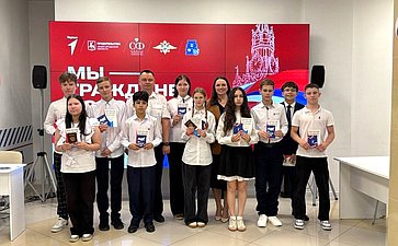 В преддверии Дня России юным нижегородцам торжественно вручили первые паспорта