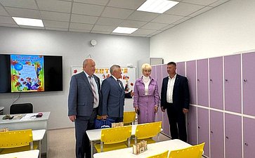Сергей Михайлов поздравил с Днем знаний педагогов и учеников школы №63 поселка Чернышевск