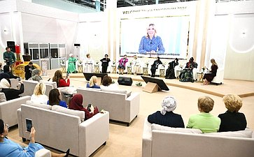 Торжественное открытие трека «Женский взгляд». Мероприятие проходит в рамках XVI Международного экономического форума «Россия – Исламский мир: KazanForum» (фото Международная медиагруппа «Россия сегодня»)