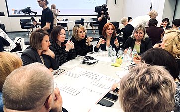 Татьяна Сахарова в рамках работы в регионе приняла участие в панельной дискуссии по реализации Национальной Стратегии действий в интересах женщин на 2023–2030 годы