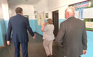Александр Савин во время работы в регионе ознакомился с ходом проведения капитального ремонта в школах Калужской области