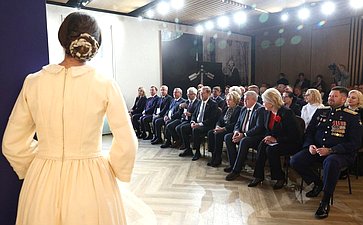 В рамках работы Х Парламентского форума «Историко-культурное наследие России» в Великом Новгороде Валентина Матвиенко посетила детскую общеобразовательную школу имени Г.Р. Державина и Дом музыки имени С.В. Рахманинова