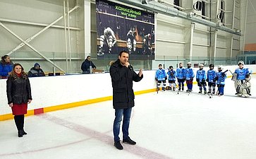 Сергей Леонов поздравил юных победителей турнира по хоккею