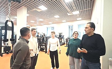 Андрей Хапочкин посетил новое общежитие СахГУ