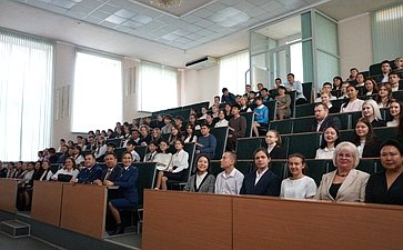 Владимир Полетаев провел встречу с наставляемыми школьниками городских лицеев № 1 и 6 Усть-Коксинской школы