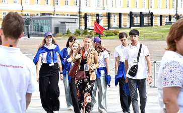 Участники «Поезда Памяти» возложили цветы к Могиле Неизвестного Солдата в Александровском саду и посетили Кремль