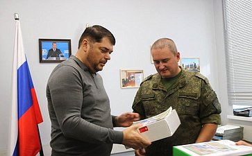 Дмитрий Василенко встретился с участникам СВО в городе Шлиссельбурге Кировского района и передал военнослужащим оборудование