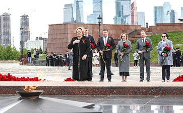 Председатель Совета Федерации Валентина Матвиенко приняла участие в торжественной церемонии возложения цветов к Вечному огню в Парке Победы на Поклонной горе в Москве
