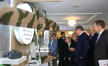 Валентина Матвиенко и Александр Бурков осмотрели выставку, на которой представлены перспективные проекты Омской области, а также предметы народных промыслов