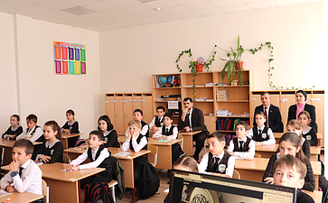 Мухарбек Барахоев в ходе региональной поездки посетил школу №4 города Назрань и принял участие в классном часе на тему труда — «Труд крут»