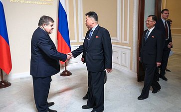 Встреча первого заместителя председателя Комитета СФ по международным делам Владимира Джабарова с руководителем группы содействия развитию корейско-российской дружбы в Верховном народном собрании КНДР Ли Чхолем