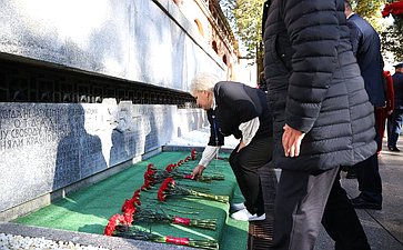 Председатель Совета Федерации Валентина Матвиенко и врио губернатора Новгородской области Александр Дронов возложили венки к Мемориалу «Вечный огонь славы»
