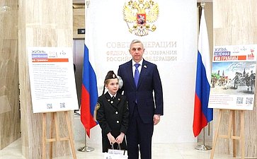 Андрей Серёжников наградил школьницу из Хабаровска за победу во Всероссийском конкурсе детского рисунка «Жизнь, делённая на граммы»