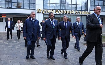 Сенаторы РФ возложили цветы к мемориалу Воину-освободителю в парке им. Ленинского комсомола в Махачкале (фото пресс-служба Министерства экономики и территориального развития Республики Дагестан)