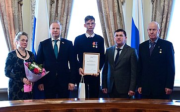 Виктор Шептий провёл награждение детей-героев в Свердловской области