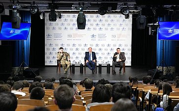 Айрат Гибатдинов встретился со студентами Московского финансово-юридического университета в рамках патриотического мероприятия, посвященного подвигу участников СВО