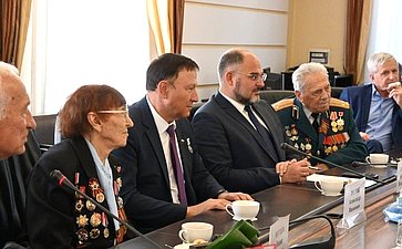 Александр Ролик совместно с главой Владивостока Константином Шестаковым провел встречу с проживающими в столице Приморья ветеранами — участниками боев с милитаристской Японией в августе-сентябре 1945 года