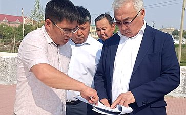 Баир Жамcуев оценил ход работ на объектах Могойтуйского района