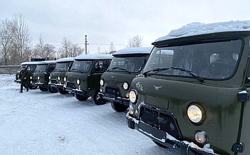Российским военнослужащим в зону СВО переданы десять автомобилей УАЗ и двадцатитонная партия груза