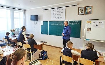 Олег Цепкин посетил Русскую классическую школу в Магнитогорске