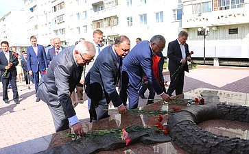 Члены Комитета СФ по обороне и безопасности возложили цветы к памятнику Героям
