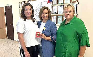 Марина Сидухина посетила добровольческое волонтерское движение «Всё для Фронта! Всё для Победы!» в Новокуйбышевске