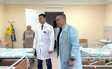 В Сурском районе Айрат Гибатдинов посетил районную больницу, где осмотрел педиатрическое отделение после капитального ремонта и провёл встречу с главным врачом