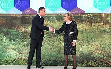 Церемония награждения благодарностями и грамотами Президента Российской Федерации победителей Всероссийской акции субботников «Мы за чистоту». XI Невский международный экологический конгресс