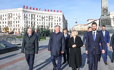 Сенаторы приняли участие в возложении цветов к Монументу Победы (фото: Пресс-служба Совета Республики Национального собрания Беларуси)