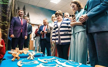 Сенаторы посетили Школу креативных индустрий на базе Окружного Дома народного творчества и Центр народных художественных промыслов и ремесел