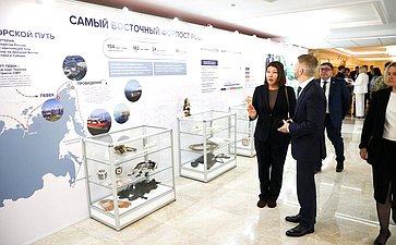 Валентина Матвиенко и Владислав Кузнецов осмотрели выставку, развернутую в Совете Федерации, которая посвящена истории, современности и перспективам развития Чукотского автономного округа
