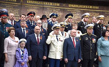 Екатерина Алтабаева приняла участие в церемонии возложения цветов к Вечному огню Мемориала героической обороны Севастополя 1941–1942 годов
