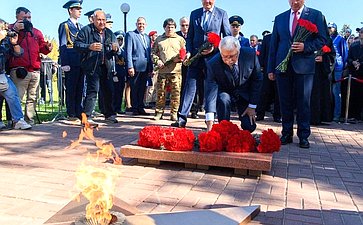 Анатолий Артамонов и Александр Савин посетили мемориальный комплекс «Безымянная высота» в Куйбышевском районе Калужской области