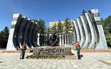 В г. Екатеринбурге сенаторы РФ провели церемонии возложения цветов к Широкореченскому военно-мемориальному комплексу, посвященному погибшим в Великой Отечественной войне, а также к военно-мемориальному комплексу «Черный тюльпан»