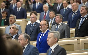 Сенаторы исполняют гимн России перед началом 415-го заседания Совета Федерации