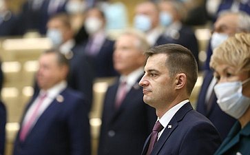 Сенаторы слушают Гимн России перед началом 489-го заседания Совета Федерации