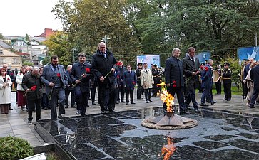 Сенаторы РФ возложили цветы к мемориалу Воину-освободителю в парке им. Ленинского комсомола в Махачкале (фото пресс-служба Министерства экономики и территориального развития Республики Дагестан)