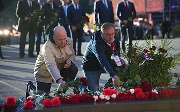 Возложение цветов к Вечному огню на территории мемориального комплекса «Брестская крепость-герой» (фото Фонд «Культурное пространство»)