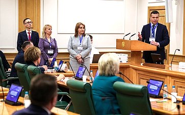 Сенаторы приняли участие в сдаче пробного Единого государственного экзамена