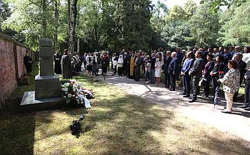 Церемония открытия памятника советским гражданам, умершим во время войны в плену и на принудительных работах во Франкфурте-на-Майне